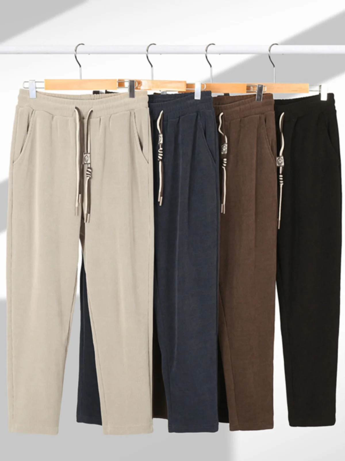 Мужские брюки-чинос из плотной ткани, модные, с эластичным поясом, повседневные, прямые, универсальные, стройнящие, осенне-зимние
Мужские брюки-чинос из плотной ткани, модные, с эластичным поясом, повседневные, прямые, универсальные, стройнящие, осенне-зимние