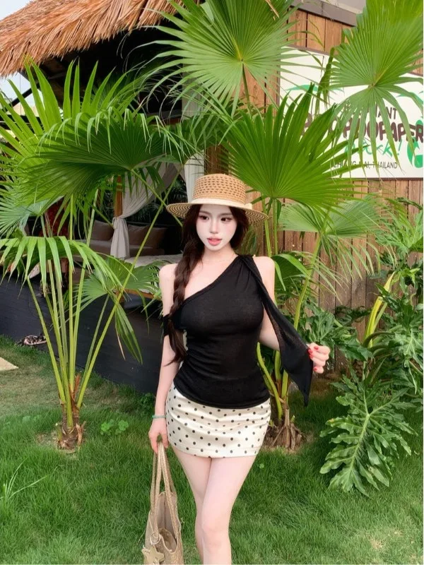 Retro Asymmetrical Sash Oblique Shoulder Vest Women's Summer New Spicy Girl Design Dual Wear Sleeveless Top Trendy
Retro Asymmetrical Sash Oblique Shoulder Vest Women's Summer New Spicy Girl Design Dual Wear Sleeveless Top Trendy