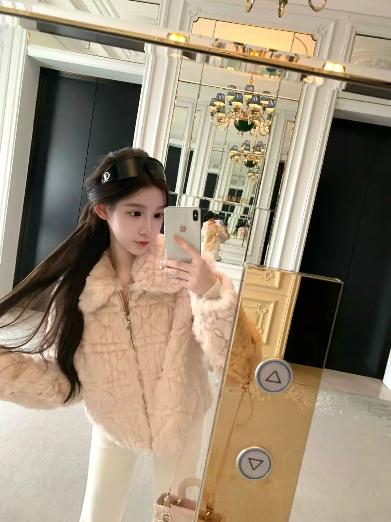 Soft Short Fur Coat Women's Korean Style Quilted Collar Fluffy Inner Winter Jacket Anti-Rabbit Hair Fashion Ladies' Outerwear
Soft Short Fur Coat Women's Korean Style Quilted Collar Fluffy Inner Winter Jacket Anti-Rabbit Hair Fashion Ladies' Outerwear