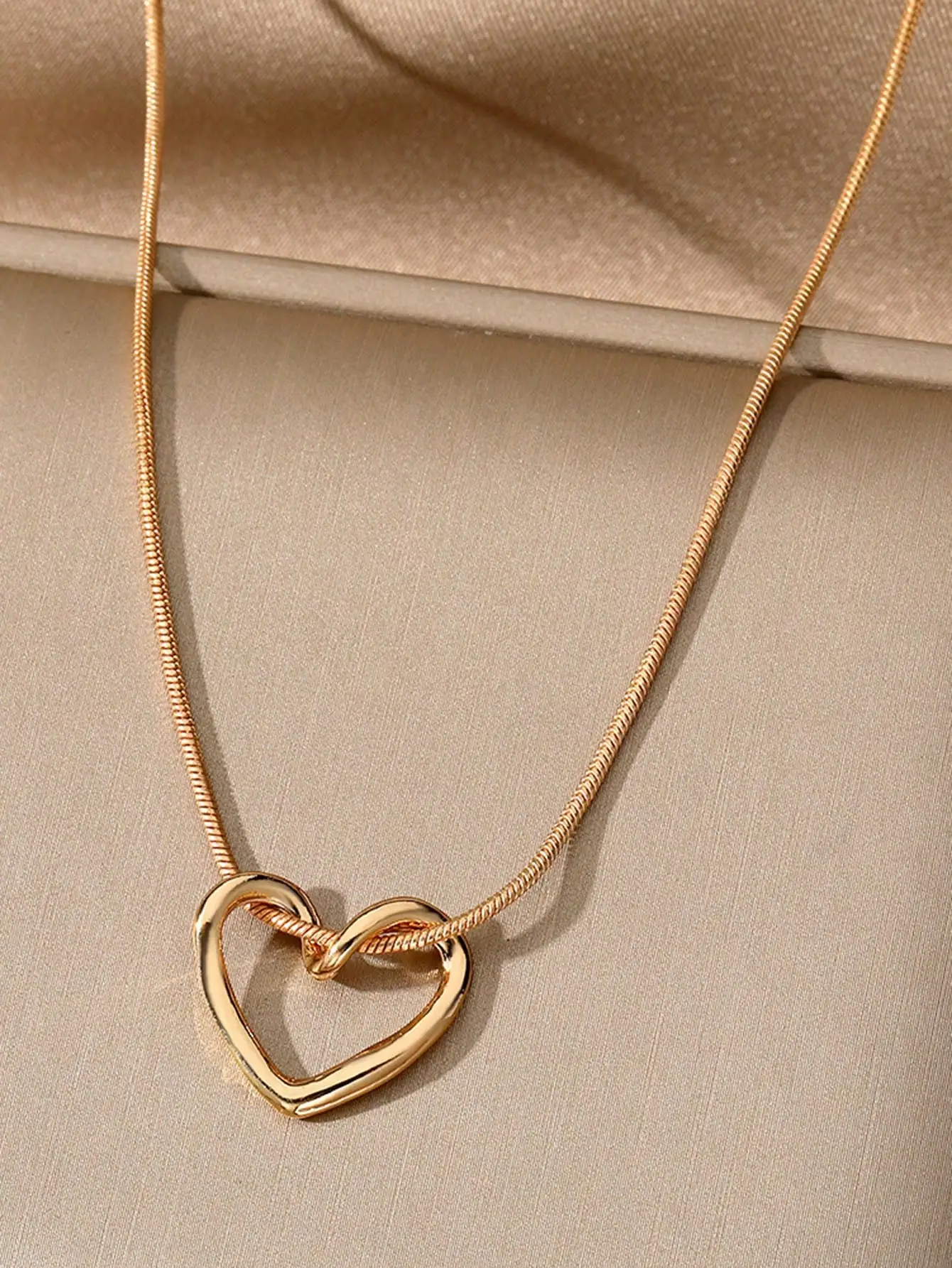 Hollow Heart Pendant Necklace Women Elegant Jewelry Gift Mother's Day Valentines
Hollow Heart Pendant Necklace Women Elegant Jewelry Gift Mother's Day Valentines