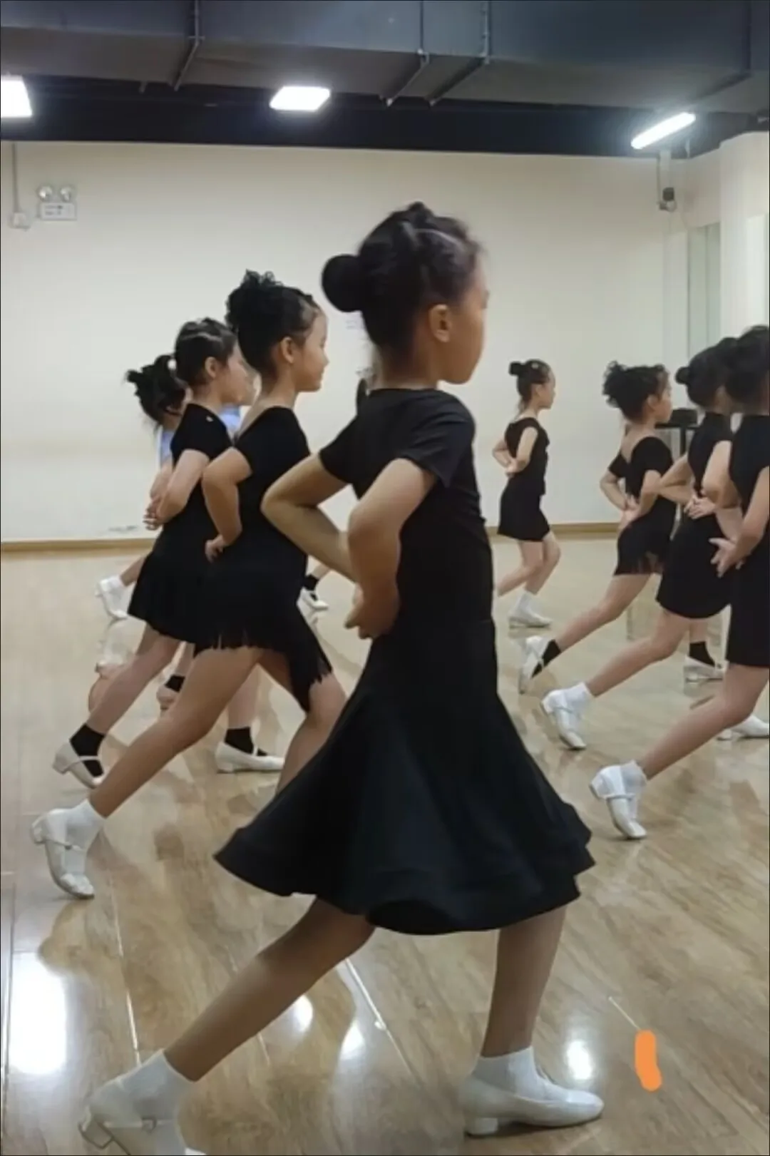 Latin Dance Competition Dress Children's Latin Performance Uniforms Children's High-end Latin Dance Art Test Competition Suit
Latin Dance Competition Dress Children's Latin Performance Uniforms Children's High-end Latin Dance Art Test Competition Suit