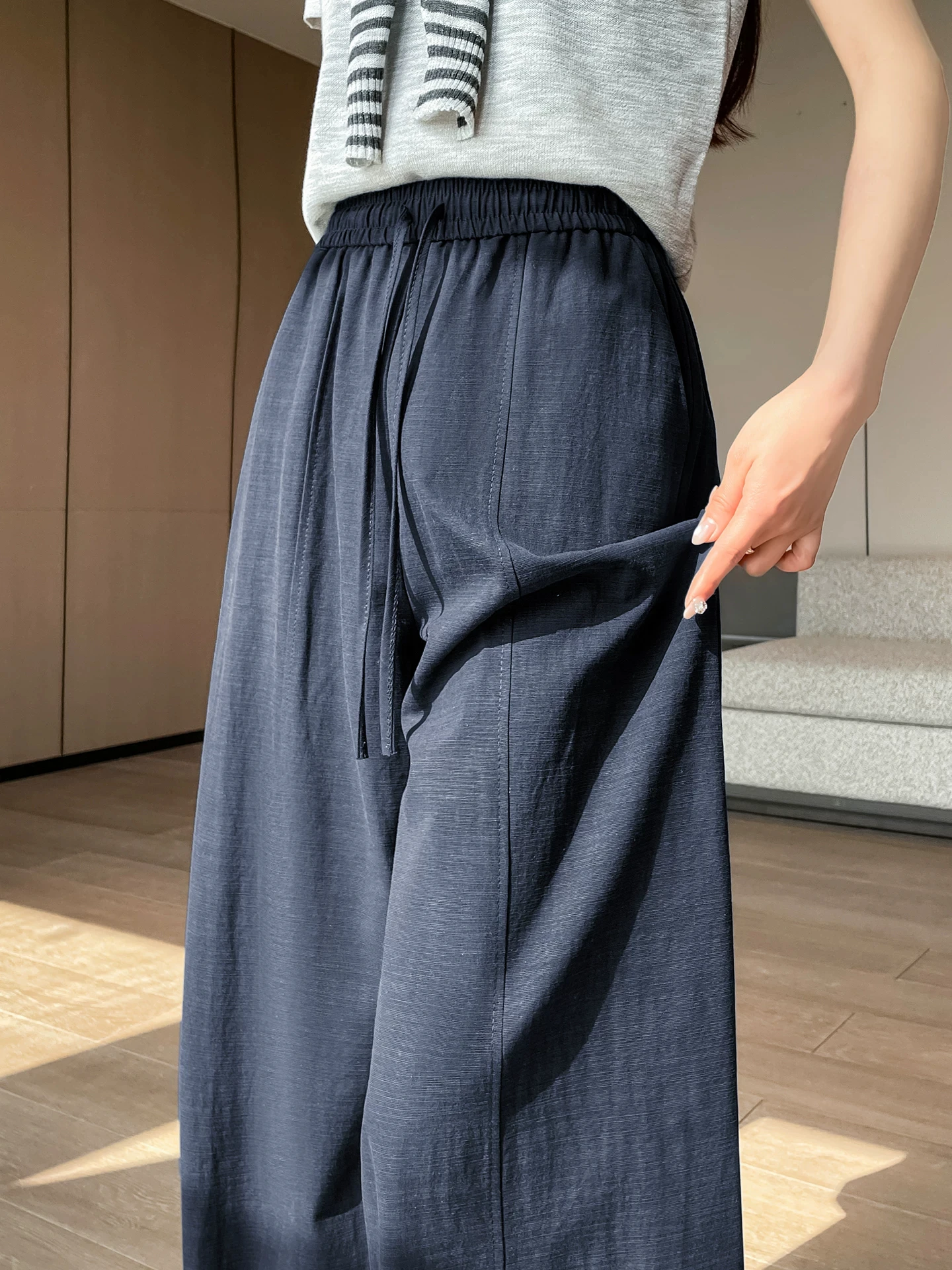 Summer Thin Ice Silk Wide Leg Pants Women's Sporty Quick Dry Casual Trousers High Waist Loose Fit Belted Straight Tube Pants
Summer Thin Ice Silk Wide Leg Pants Women's Sporty Quick Dry Casual Trousers High Waist Loose Fit Belted Straight Tube Pants