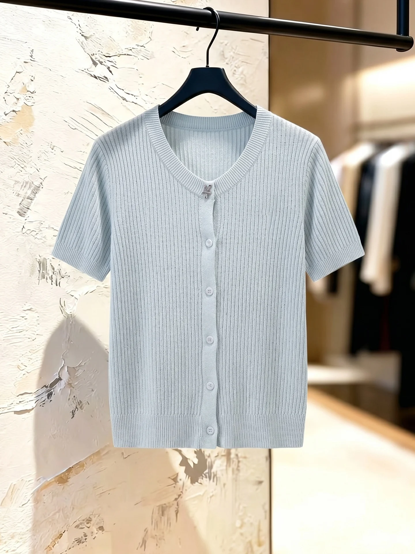 Soft Skin-Friendly Short-Sleeve Knitwear Women's Casual Pure Color Summer Top Single-Button Design Korean Style Versatile
Soft Skin-Friendly Short-Sleeve Knitwear Women's Casual Pure Color Summer Top Single-Button Design Korean Style Versatile