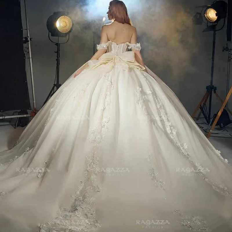 Light Champagne Shiny Ball Gown Quinceanera Dresses Applique Lace Beading Crystal Bow Tull Corset Off The Shoulder Sweet 16 Dres
Light Champagne Shiny Ball Gown Quinceanera Dresses Applique Lace Beading Crystal Bow Tull Corset Off The Shoulder Sweet 16 Dres