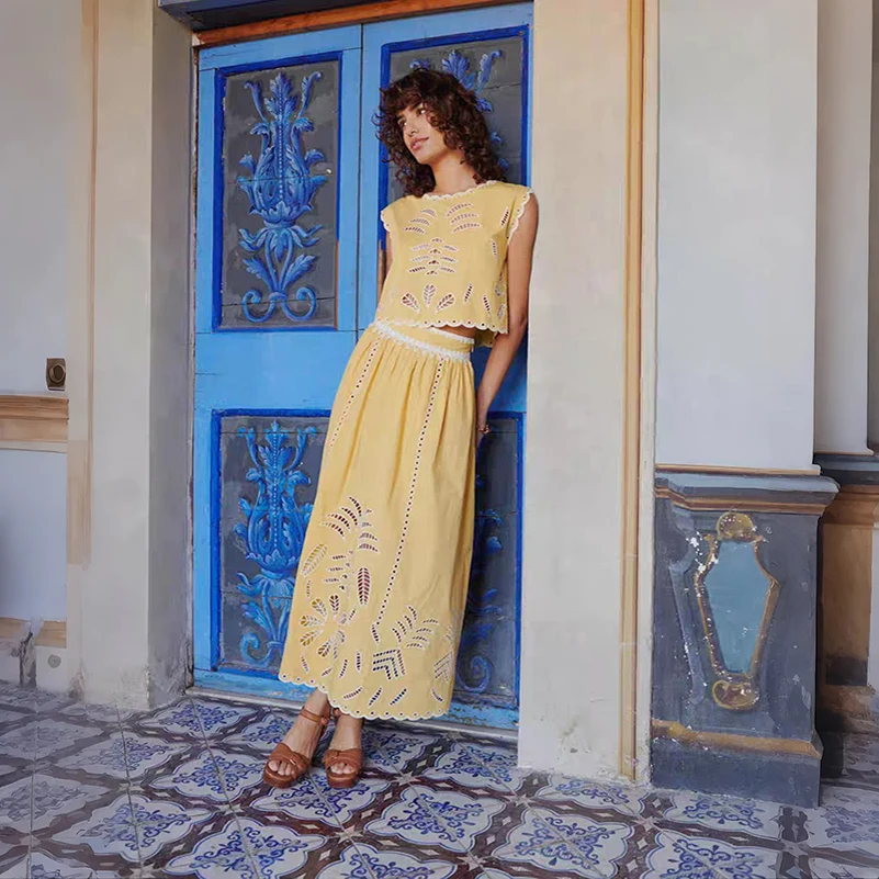 Yellow White Floral Bug Carving Sleeveless Short Top Long Half Skirt Set Summer Casual Style Cotton Blend Two-Piece Suit
Yellow White Floral Bug Carving Sleeveless Short Top Long Half Skirt Set Summer Casual Style Cotton Blend Two-Piece Suit