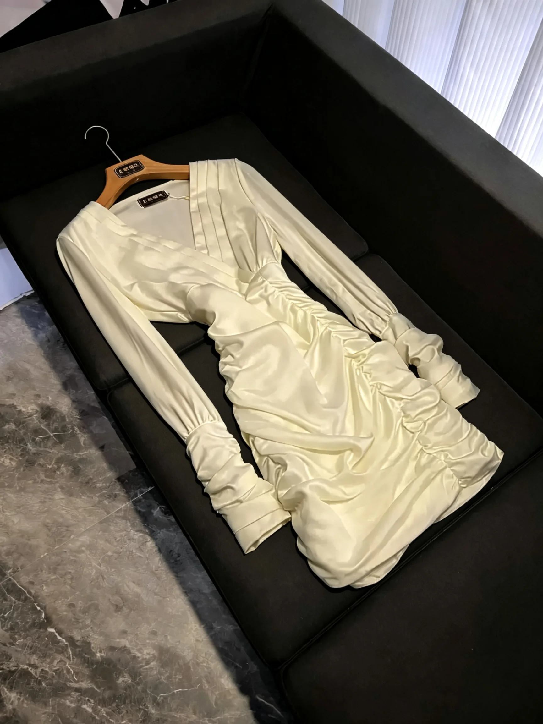 Elegant White Acetate Dress V-Neck Long Sleeve Women's Shirt Dress High Waist Commute Style Bubble Sleeve Other Material 100%
Elegant White Acetate Dress V-Neck Long Sleeve Women's Shirt Dress High Waist Commute Style Bubble Sleeve Other Material 100%