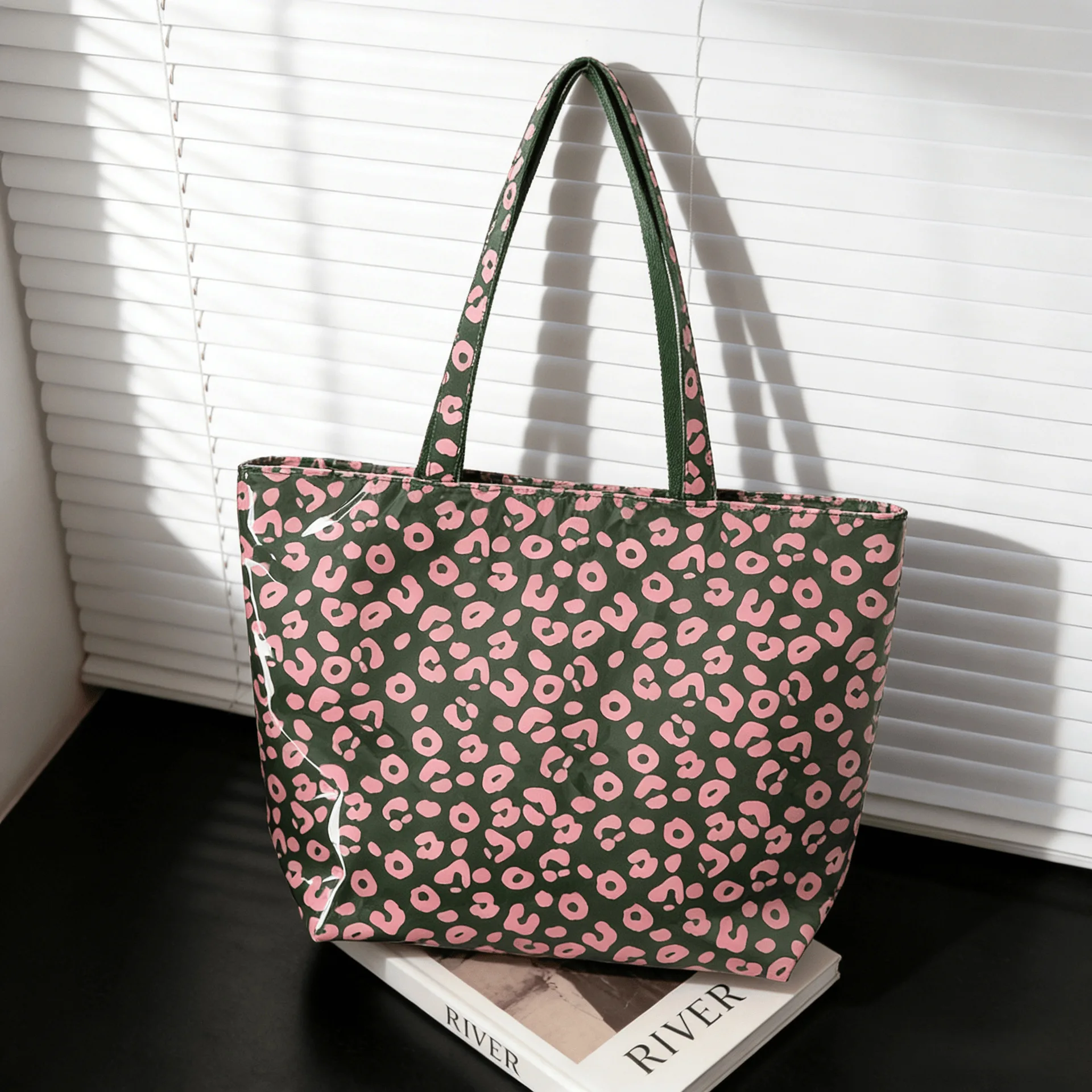Pink Leopard Tote Bag Beach Bag Commuter Tote Large Capacity Shoulder Bag Women Practical Tote Travel Bag Fashion Trendy Outfits
Pink Leopard Tote Bag Beach Bag Commuter Tote Large Capacity Shoulder Bag Women Practical Tote Travel Bag Fashion Trendy Outfits
