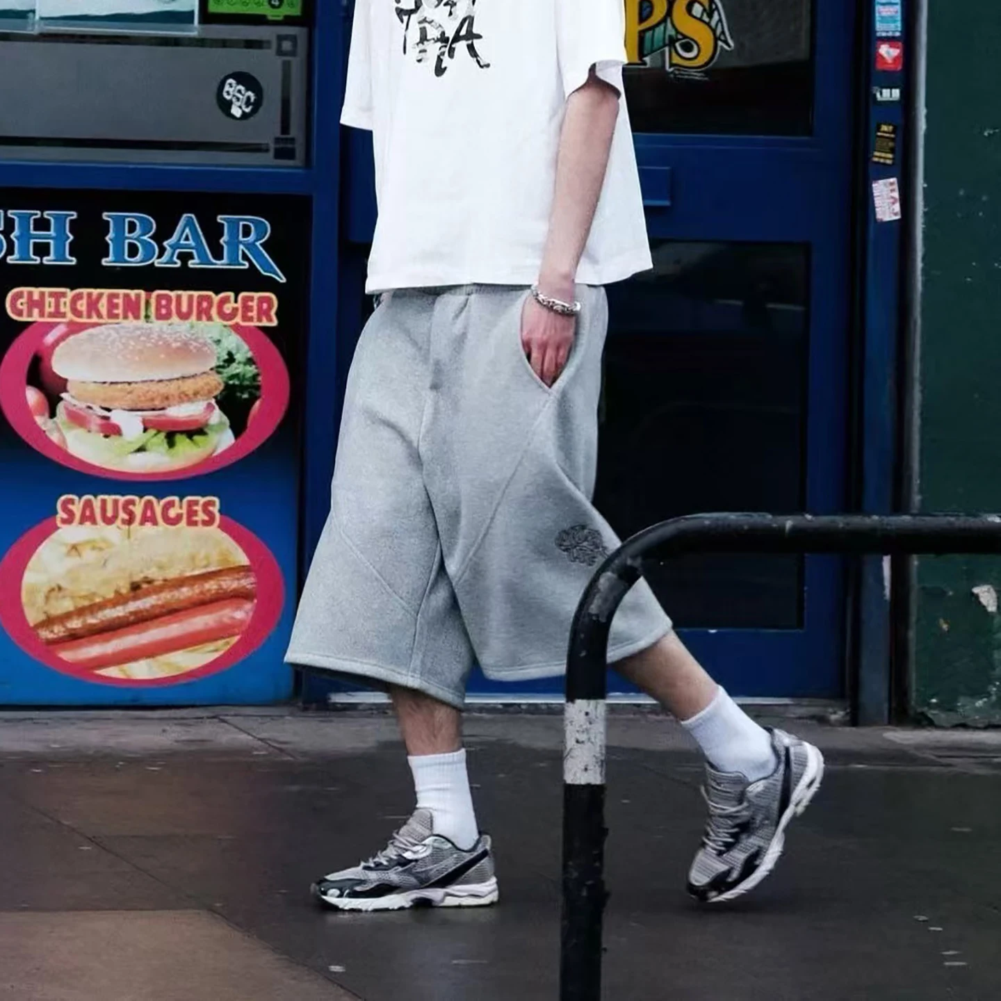 Loose Fleece-lined Five-minute American Streetwear Shorts for Men And Women Casual Fashionable Summer Shorts Straight Leg mid...
Loose Fleece-lined Five-minute American Streetwear Shorts for Men And Women Casual Fashionable Summer Shorts Straight Leg mid...