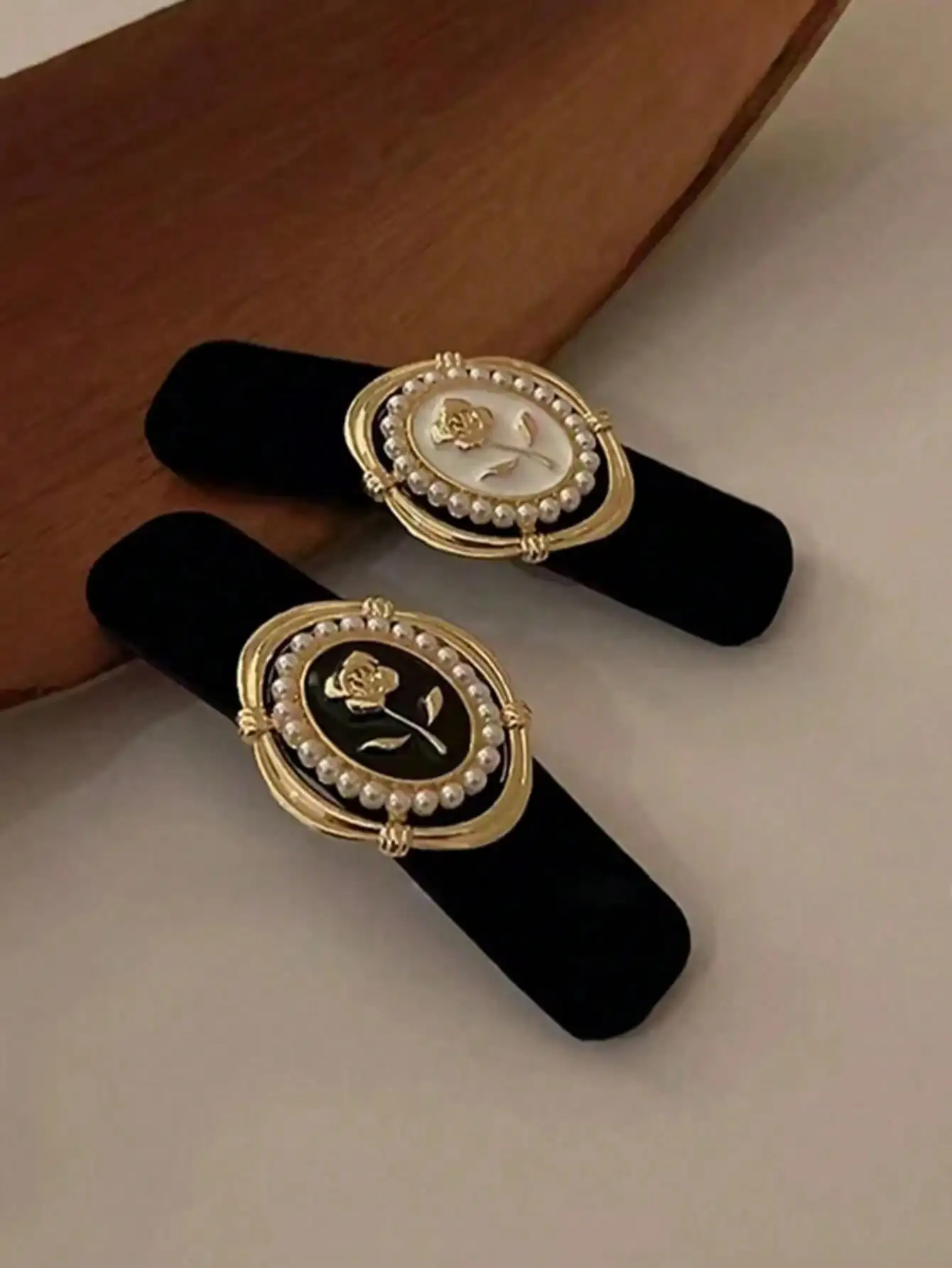 1 Piece of Women's Black Pearl Rose Velvet Hairpin Retro Elegant Side Clip for Daily Wear
1 Piece of Women's Black Pearl Rose Velvet Hairpin Retro Elegant Side Clip for Daily Wear