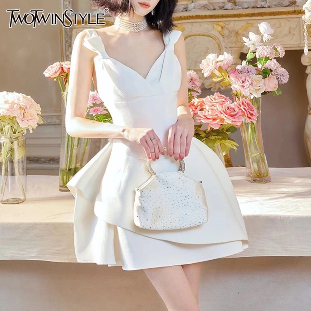 TWOTWINSTYLE Solid Spliced Folds Slimming Dresses for Women V Neck Sleeveless High Waist Temperament Dress Female Fashion
TWOTWINSTYLE Solid Spliced Folds Slimming Dresses for Women V Neck Sleeveless High Waist Temperament Dress Female Fashion