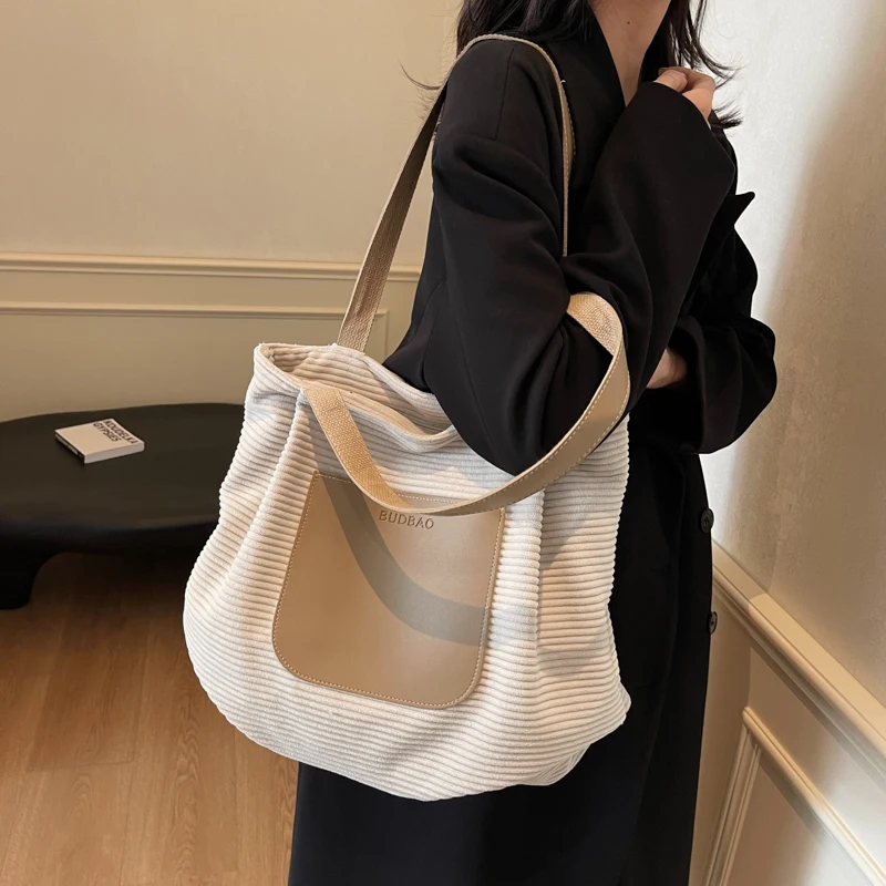 New Large Capacity Simple Casual Women's Single Shoulder Tote Bag Fashion Versatile Commuting Storage Bags
New Large Capacity Simple Casual Women's Single Shoulder Tote Bag Fashion Versatile Commuting Storage Bags