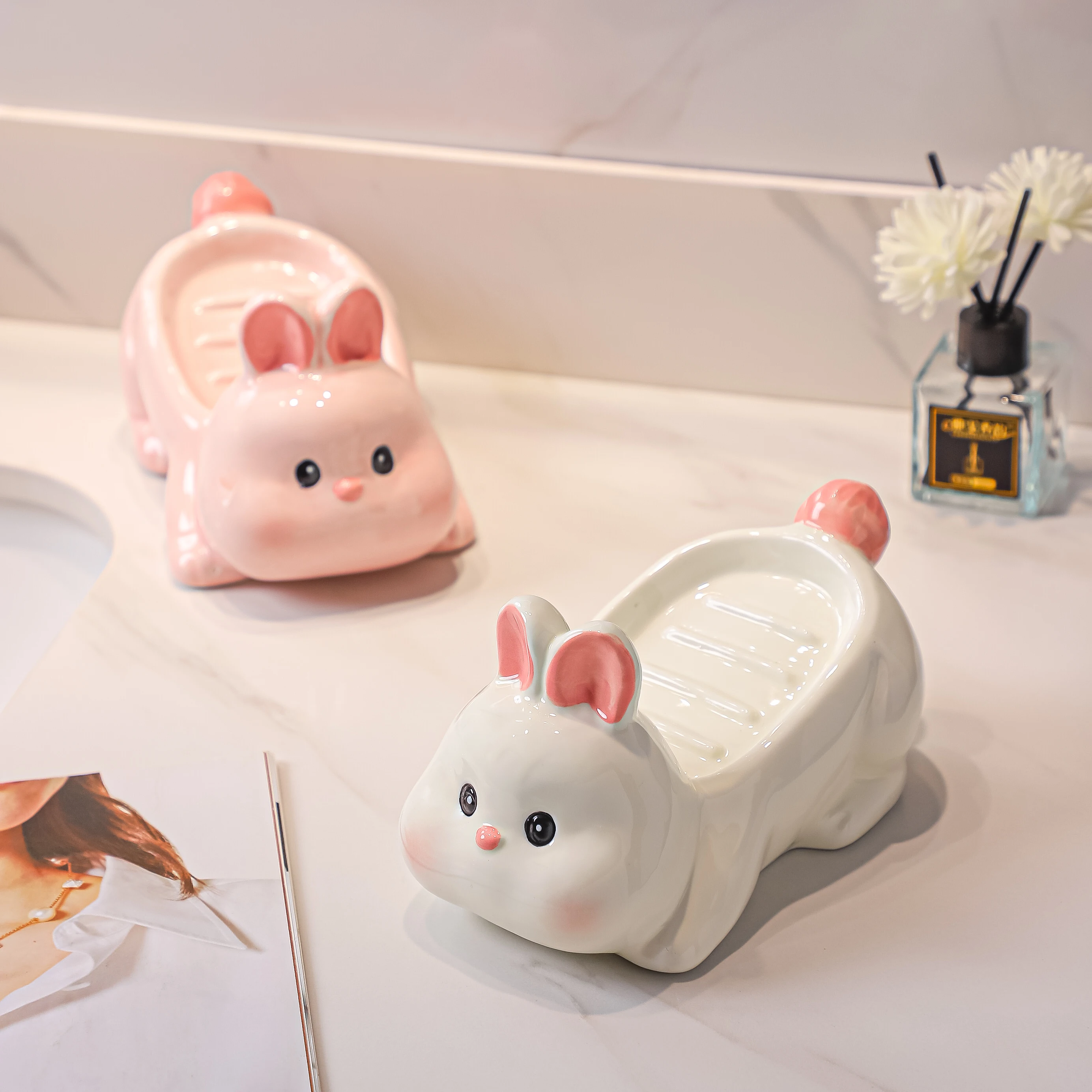 Ceramic Cute Soap Box, Light luxury Cartoon Rabbit Shaped Soap Dishes, Home Bathroom Kitchen Supplies Bathroom Storage Rack, 1Pc
Ceramic Cute Soap Box, Light luxury Cartoon Rabbit Shaped Soap Dishes, Home Bathroom Kitchen Supplies Bathroom Storage Rack, 1Pc