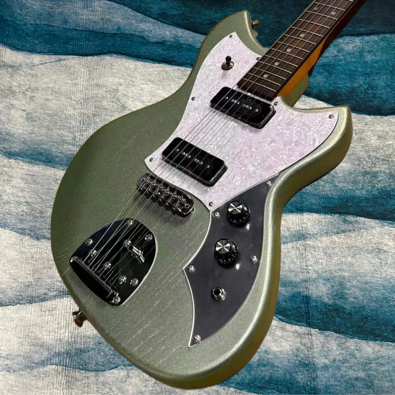 Hot Sale Electric Guitars Metallic Green Color White Pearl Pickguard Rosewood Fretboard Mahogany Body
Hot Sale Electric Guitars Metallic Green Color White Pearl Pickguard Rosewood Fretboard Mahogany Body