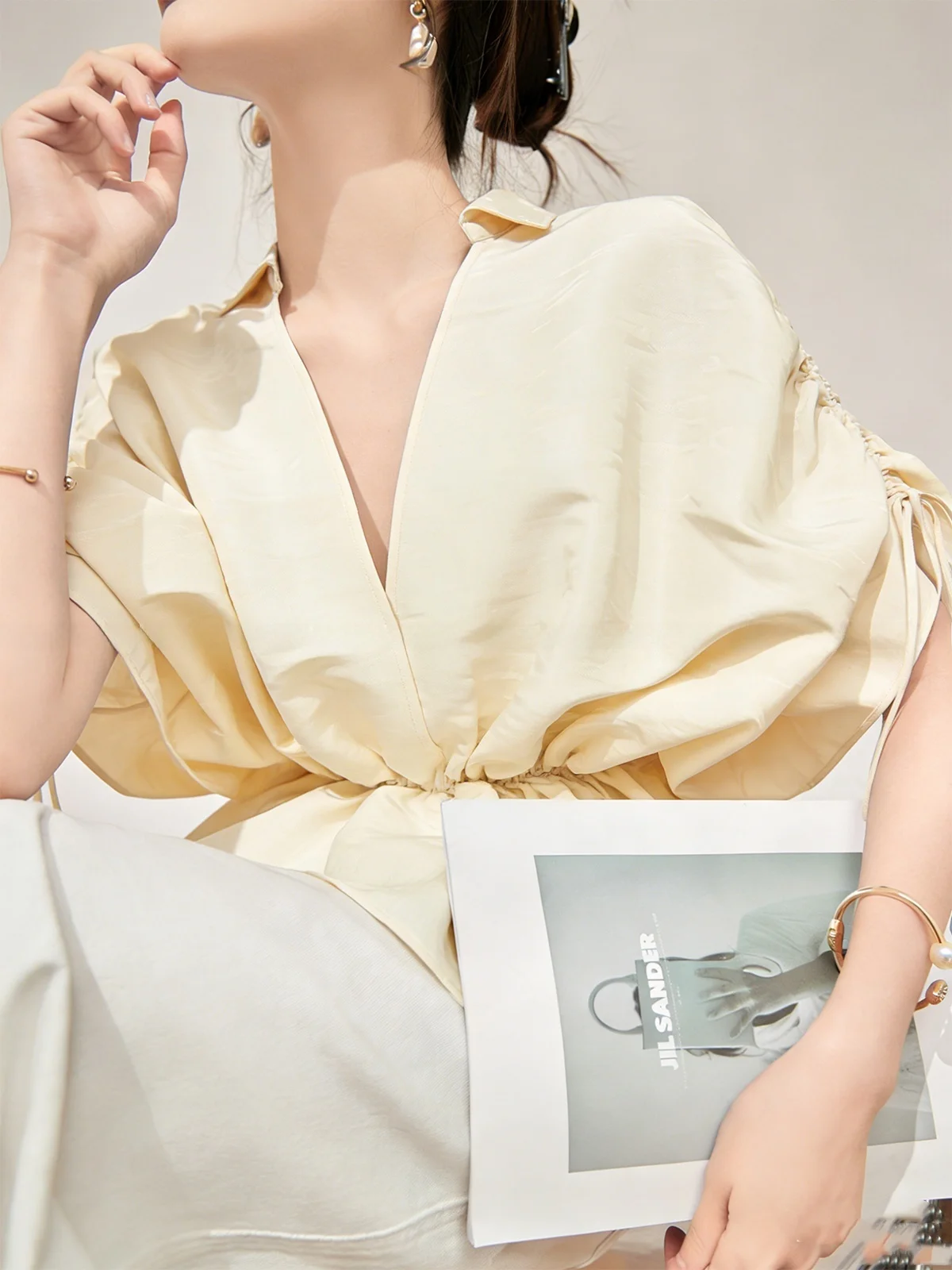 Elegant V-Neck Belted Shirt for Women Summer Fashion French Style Lightweight Mature Women's Top Casual Breathable Blouse
Elegant V-Neck Belted Shirt for Women Summer Fashion French Style Lightweight Mature Women's Top Casual Breathable Blouse