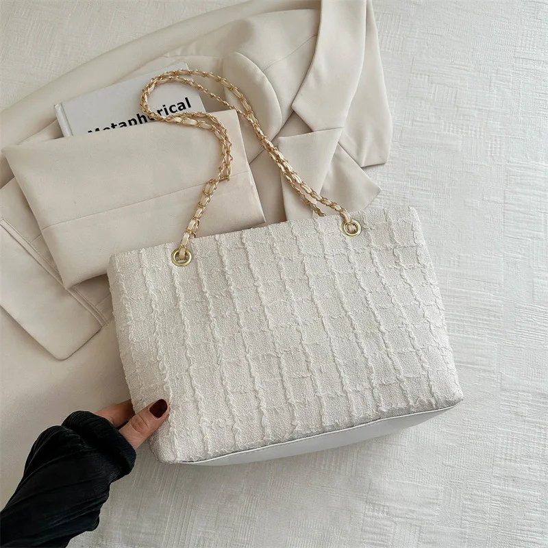 Large Capacity Women's Chain Shoulder Bag, New Casual Versatile Underarm Bag, Fashionable Commuting Tote Bags, Zipper Closure
Large Capacity Women's Chain Shoulder Bag, New Casual Versatile Underarm Bag, Fashionable Commuting Tote Bags, Zipper Closure