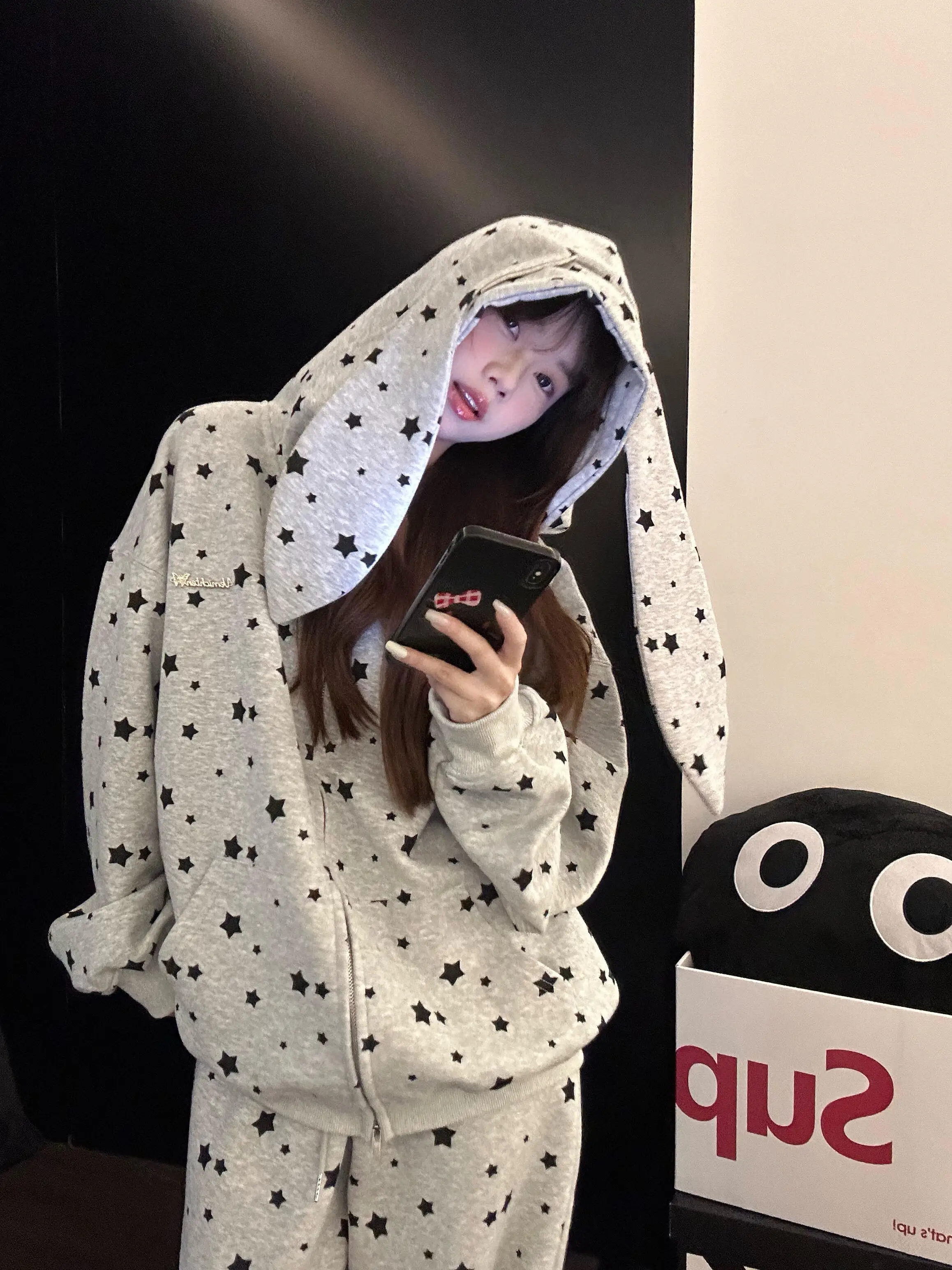 Женский американский повседневный костюм, свободный ленивый осенний звездный принт, толстовка с капюшоном и заячьими ушками, брюки, комплект из двух предметов
Женский американский повседневный костюм, свободный ленивый осенний звездный принт, толстовка с капюшоном и заячьими ушками, брюки, комплект из двух предметов