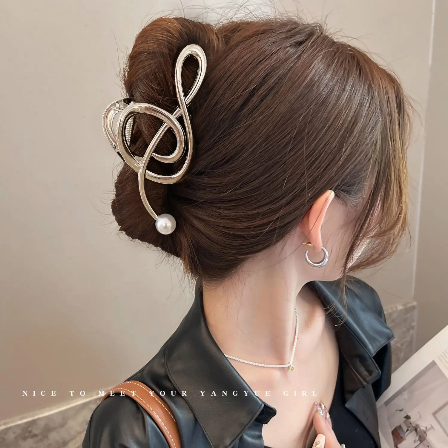 Trendy Big Women's Metal Pearl Claw Clip for Thick Hair Accessories Headwear Giant Geometric Wave Crab Catch Clipper Hairgrip
Trendy Big Women's Metal Pearl Claw Clip for Thick Hair Accessories Headwear Giant Geometric Wave Crab Catch Clipper Hairgrip