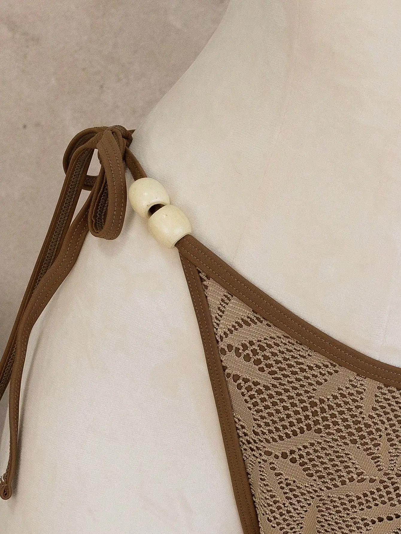 Brown Lace Leaf-Print Bikini Set With Adjustable Beaded Straps And Matching Cover-Up Skirt For Summer Beach Wear
Brown Lace Leaf-Print Bikini Set With Adjustable Beaded Straps And Matching Cover-Up Skirt For Summer Beach Wear