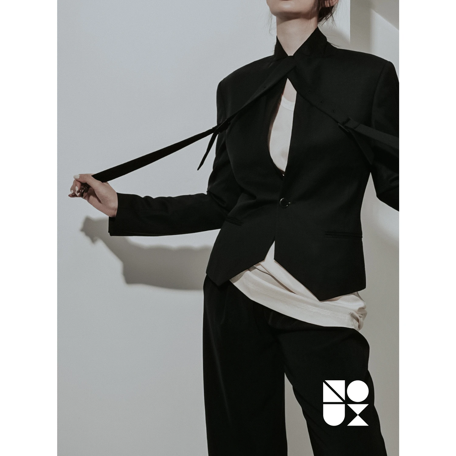 NOUX женский приталенный шерстяной костюм Jaet Bla Precision Spun, тонкий дизайн, чувственный студенческий костюм, застежка на одной пуговице
NOUX женский приталенный шерстяной костюм Jaet Bla Precision Spun, тонкий дизайн, чувственный студенческий костюм, застежка на одной пуговице