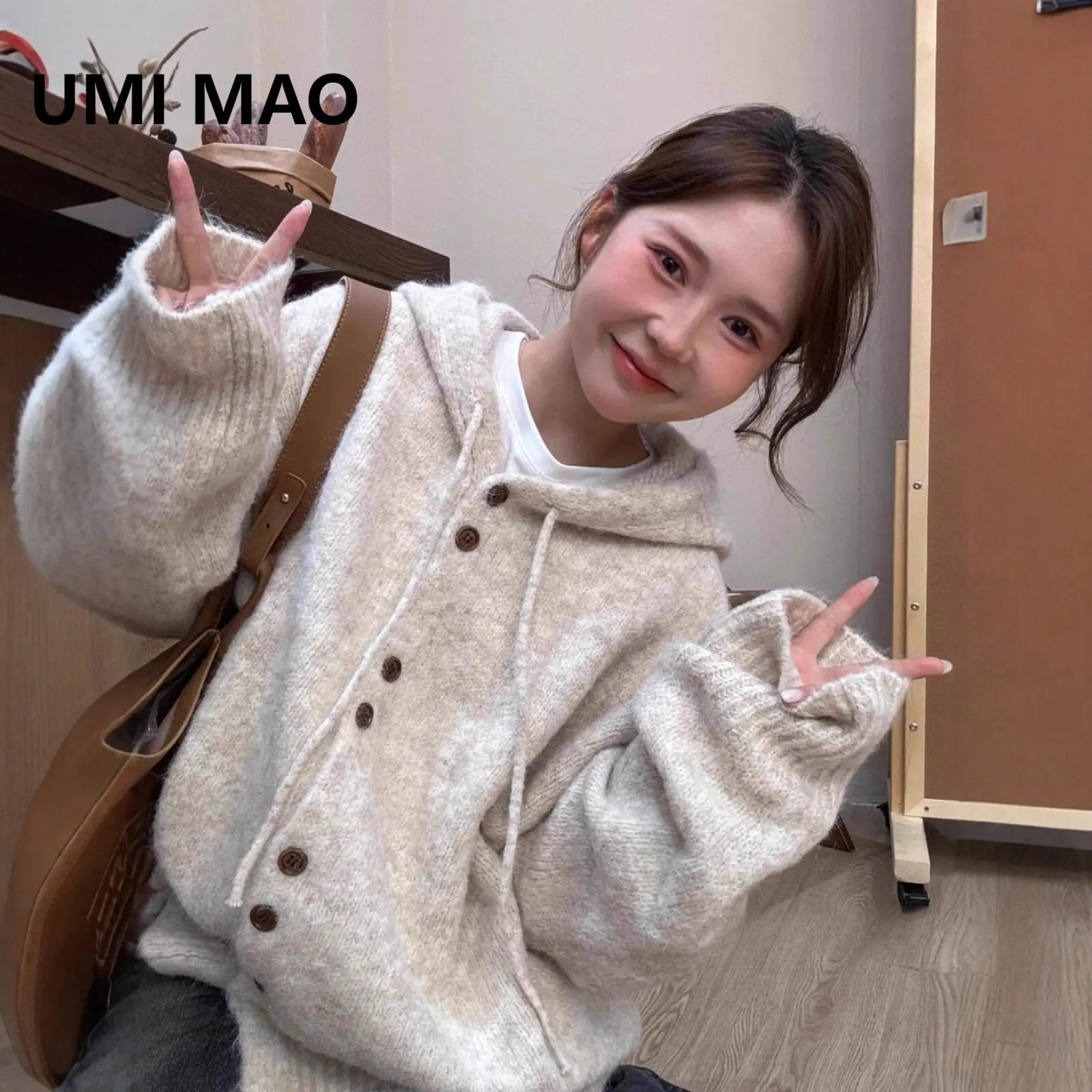 UMI MAO Hooded Sweater Cardigan Women Autumn Winter Thick Korean Style Loose Lazy Style Soft Knitted Sweater Coat Top Femme
UMI MAO Hooded Sweater Cardigan Women Autumn Winter Thick Korean Style Loose Lazy Style Soft Knitted Sweater Coat Top Femme