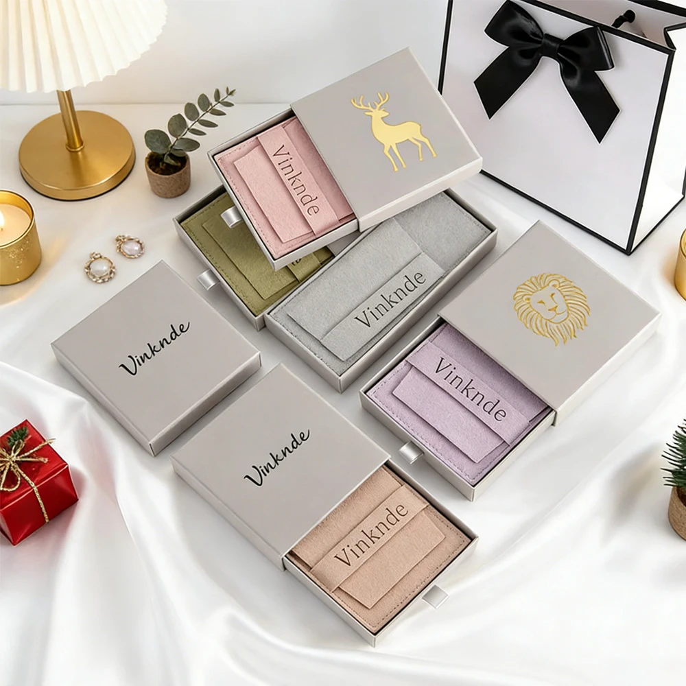 Grey Jewelry Boxes Custom Logo Names Paper Drawer Cases Wedding Rings Necklace Party Favor Birthday Gift Microfiber Flap Bag
Grey Jewelry Boxes Custom Logo Names Paper Drawer Cases Wedding Rings Necklace Party Favor Birthday Gift Microfiber Flap Bag
