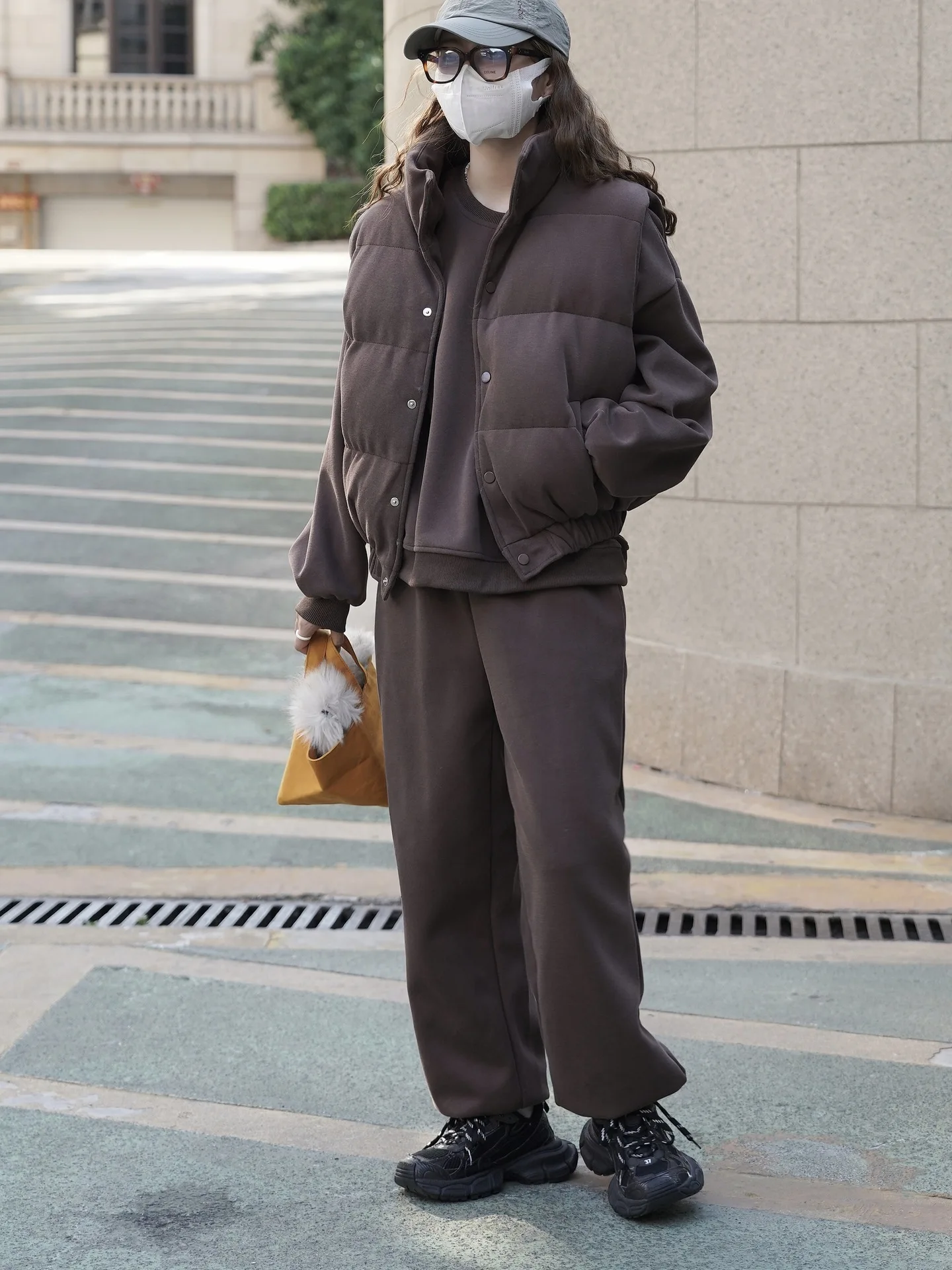 Зимняя новая корейская версия, простая повседневная свободная спортивная рубашка, спортивные штаны, комплект жилета, теплый и плюшевый комплект из трех предметов для женщин
Зимняя новая корейская версия, простая повседневная свободная спортивная рубашка, спортивные штаны, комплект жилета, теплый и плюшевый комплект из трех предметов для женщин