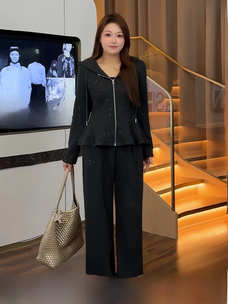 Женский комплект для зимы: утепленная толстовка с капюшоном больших размеров и брюки с широкими штанинами и высокой талией, украшенные стразами
Женский комплект для зимы: утепленная толстовка с капюшоном больших размеров и брюки с широкими штанинами и высокой талией, украшенные стразами