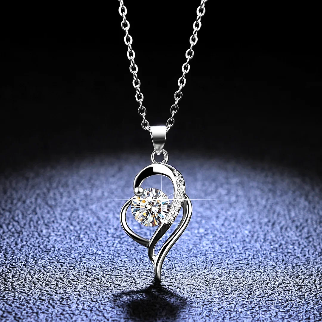18K Gold Inlaid Pendant Wrapped in D-color Moissanite Necklace Pendant, Women's PT950 Platinum Classic Collarbone Chain
18K Gold Inlaid Pendant Wrapped in D-color Moissanite Necklace Pendant, Women's PT950 Platinum Classic Collarbone Chain