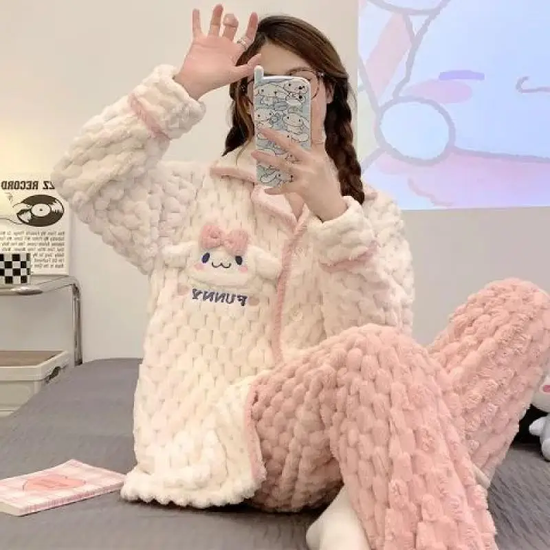 Популярный фланелевой пижамный комплект Sanrio для девочек с откидным воротником, сохраняющий тепло, пижамный комплект с длинными рукавами, зимняя утолщенная домашняя одежда в стиле Kawaii Cinnamoroll с комиксами
Популярный фланелевой пижамный комплект Sanrio для девочек с откидным воротником, сохраняющий тепло, пижамный комплект с длинными рукавами, зимняя утолщенная домашняя одежда в стиле Kawaii Cinnamoroll с комиксами