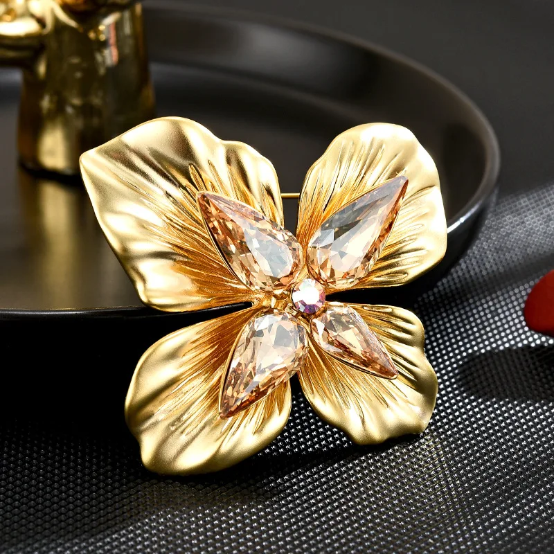 New Luxury Temperament Small Flower Copper Brooches Simple Plant Beautiful Crystal Corsage Female Clothing Accessories Jewelry
New Luxury Temperament Small Flower Copper Brooches Simple Plant Beautiful Crystal Corsage Female Clothing Accessories Jewelry
