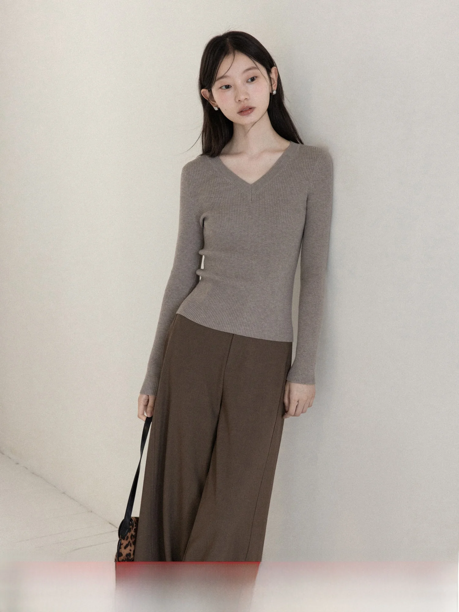 Yuezhou Story V-Neck Long Sleeve Knitted Sweater Women's Inner Wear Base Shirt Spring Season Casual Style Soft Fabric
Yuezhou Story V-Neck Long Sleeve Knitted Sweater Women's Inner Wear Base Shirt Spring Season Casual Style Soft Fabric