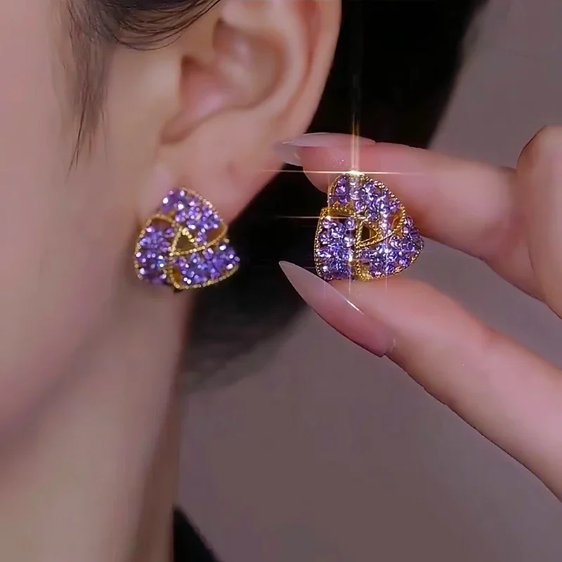 2024 New Retro Purple Zircon Unique Triangular Ear Clip for Women Elegant Luxurious Temperament Ladies Wedding Party Jewelry
2024 New Retro Purple Zircon Unique Triangular Ear Clip for Women Elegant Luxurious Temperament Ladies Wedding Party Jewelry