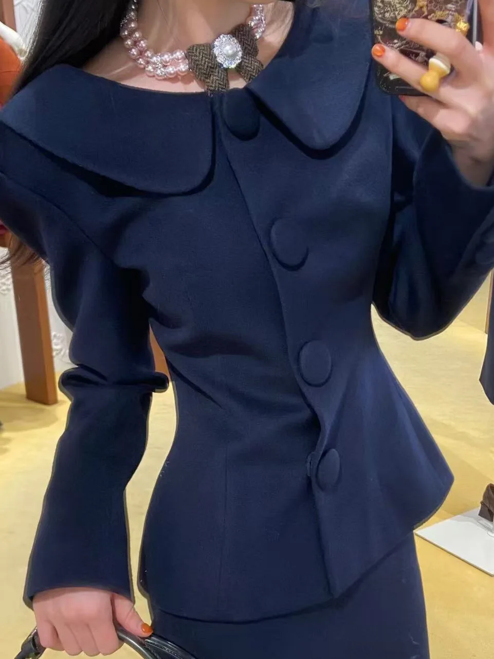 Fashionable Casual Doll Collar Shoulder Length Woolen Coat for Women Shushuto Thickened Long Sleeve Ultra Short Style
Fashionable Casual Doll Collar Shoulder Length Woolen Coat for Women Shushuto Thickened Long Sleeve Ultra Short Style