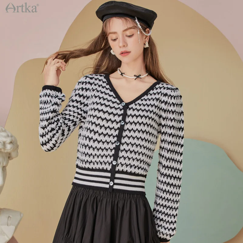ARTKA 2025 Autumn New Women Cardigan Elegant Black&White Stripes Knitting V-Neck Sweater Long Sleeve Cardigan Outerwear WB22016D
ARTKA 2025 Autumn New Women Cardigan Elegant Black&White Stripes Knitting V-Neck Sweater Long Sleeve Cardigan Outerwear WB22016D