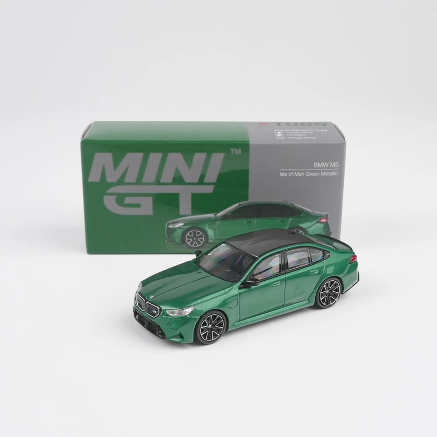 Модель автомобиля MINIGT 1/64 M5 (G90) Isle of Man Green Metallic MGT1086-CH, литая из сплава, игрушка для мальчиков, подарок, декор
Модель автомобиля MINIGT 1/64 M5 (G90) Isle of Man Green Metallic MGT1086-CH, литая из сплава, игрушка для мальчиков, подарок, декор