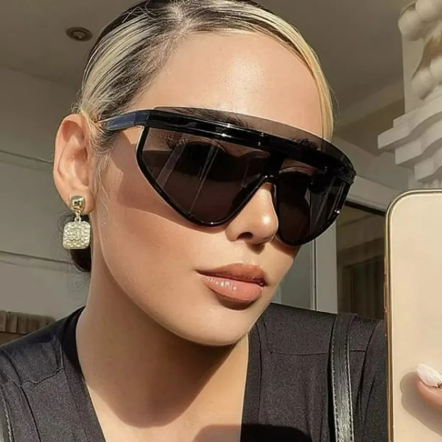 One-piece Oversized Frame Women's Fashion Sunglasses Cool Personality Suitable for Street Party Accessories
One-piece Oversized Frame Women's Fashion Sunglasses Cool Personality Suitable for Street Party Accessories