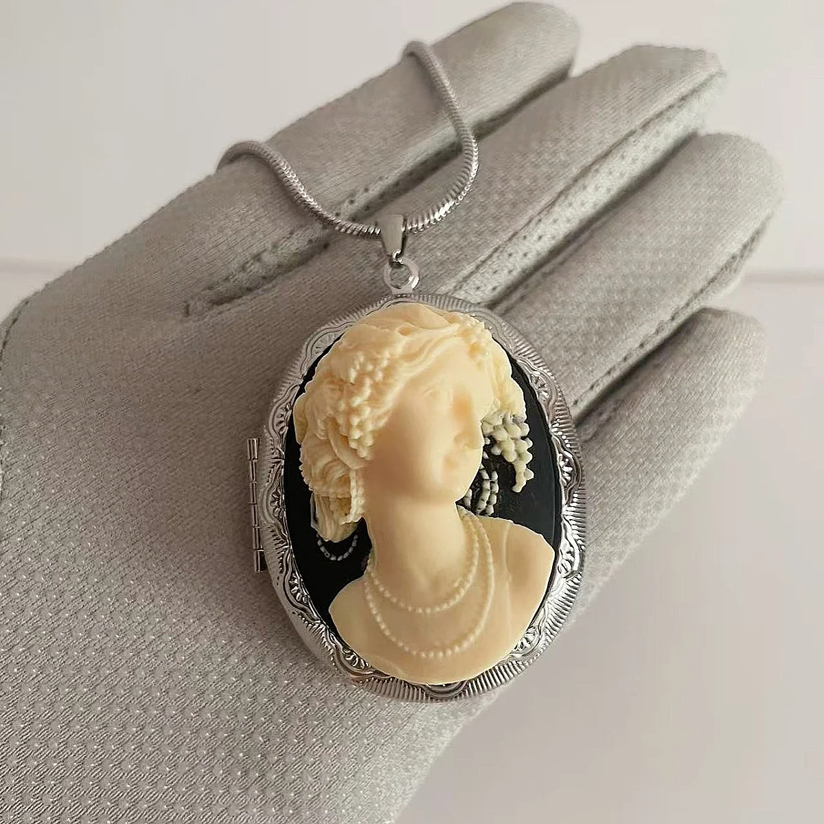 Mitto Fashion Vintage Necklace for Women Stainless Steel Chain Aurora Cameo Oval Locket High-End Accessories
Mitto Fashion Vintage Necklace for Women Stainless Steel Chain Aurora Cameo Oval Locket High-End Accessories