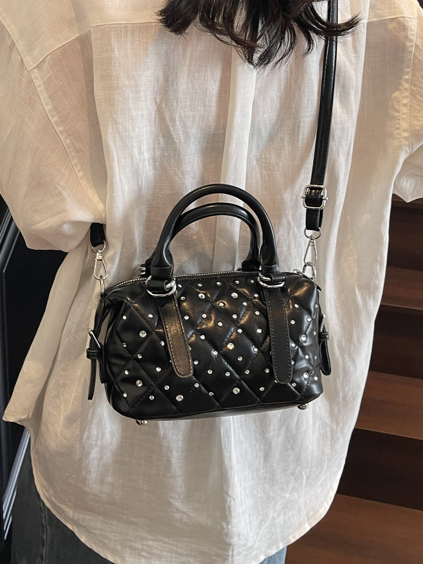 Розовая сумка с ромбовидной решеткой, женская летняя новая корейская модная сумка через плечо из искусственной кожи с бриллиантами, высококачественная сумка-подушка
Розовая сумка с ромбовидной решеткой, женская летняя новая корейская модная сумка через плечо из искусственной кожи с бриллиантами, высококачественная сумка-подушка