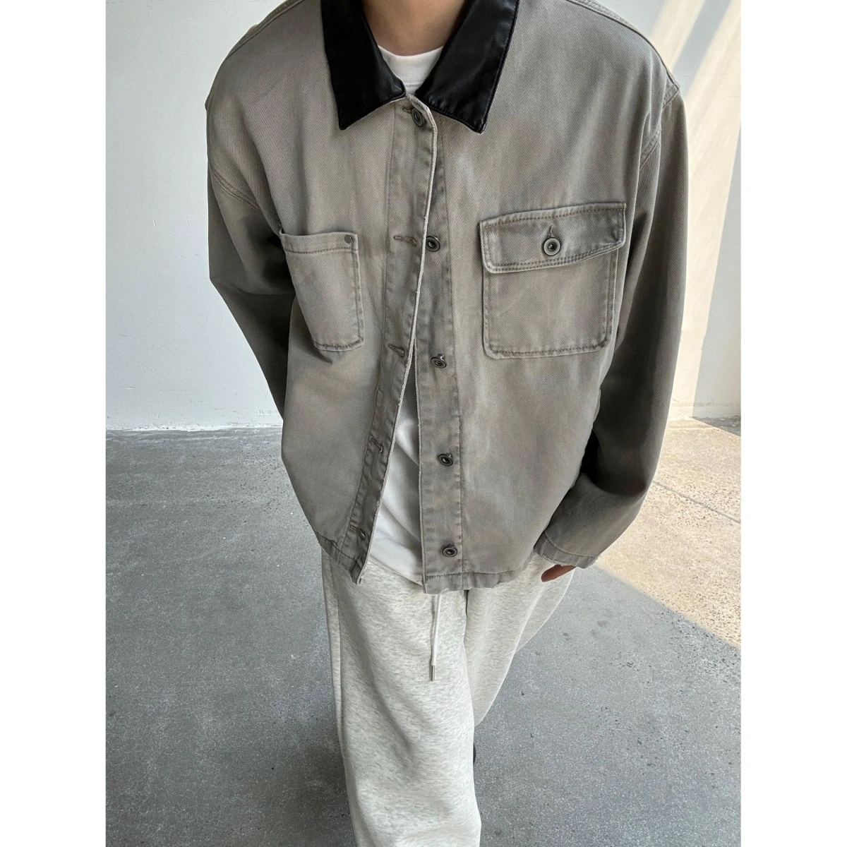 Американский цветной дизайн, джинсовая рабочая одежда, мужская уличная модная винтажная куртка с воротником, верхняя одежда из смеси хлопка из полиэстера
Американский цветной дизайн, джинсовая рабочая одежда, мужская уличная модная винтажная куртка с воротником, верхняя одежда из смеси хлопка из полиэстера