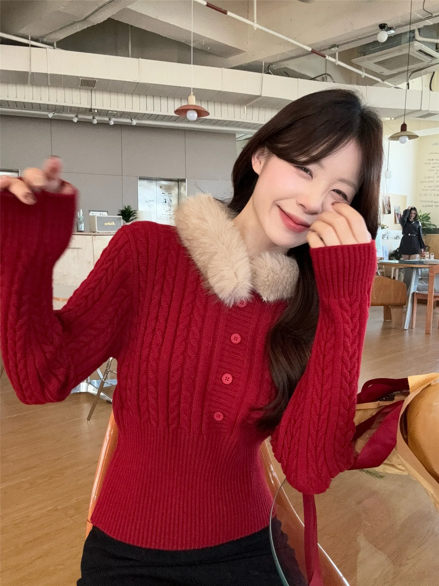 Ретро-свитер с витым узором и длинными рукавами, женский, модный, осенне-зимний, новый дизайн, вязаный топ на пуговицах, повседневный, однотонный, цвета тауни
Ретро-свитер с витым узором и длинными рукавами, женский, модный, осенне-зимний, новый дизайн, вязаный топ на пуговицах, повседневный, однотонный, цвета тауни