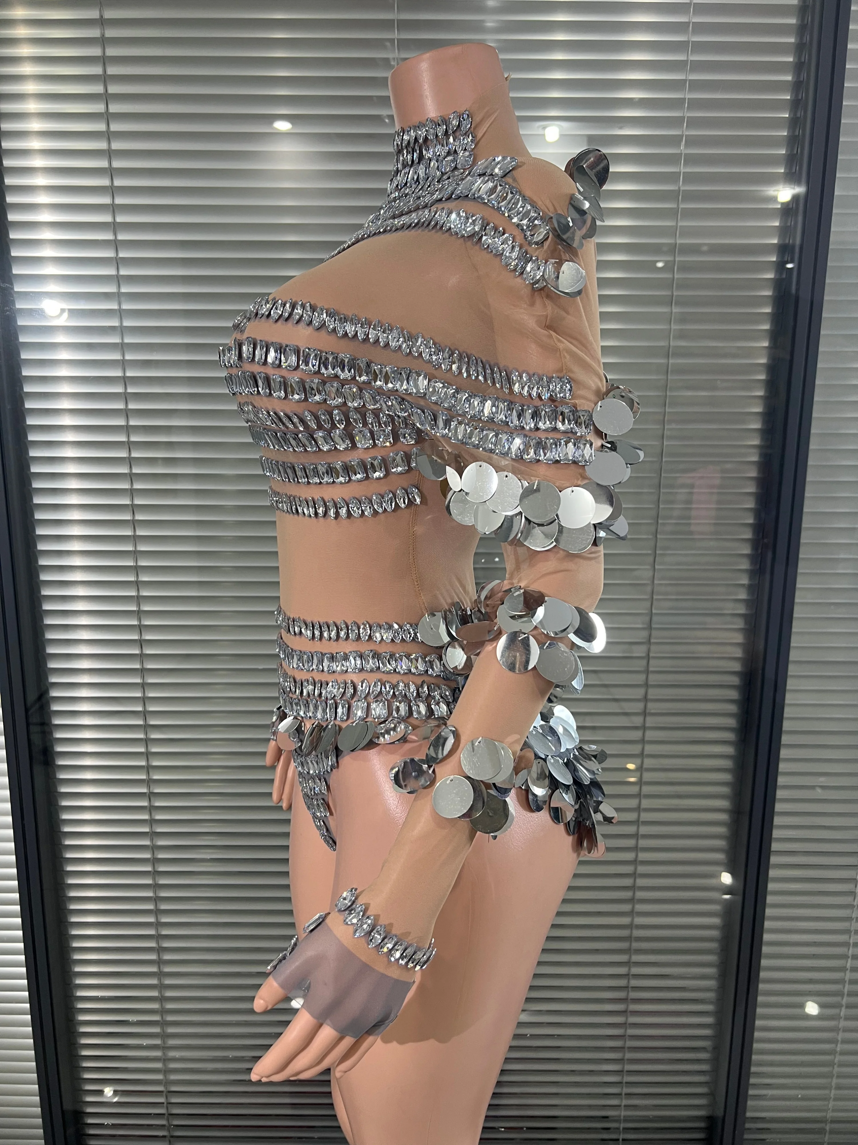 Fashionable silver sequinOne-piece pants, with long sleeves. Perfect for nightclubs, stage performances and parties.
Fashionable silver sequinOne-piece pants, with long sleeves. Perfect for nightclubs, stage performances and parties.