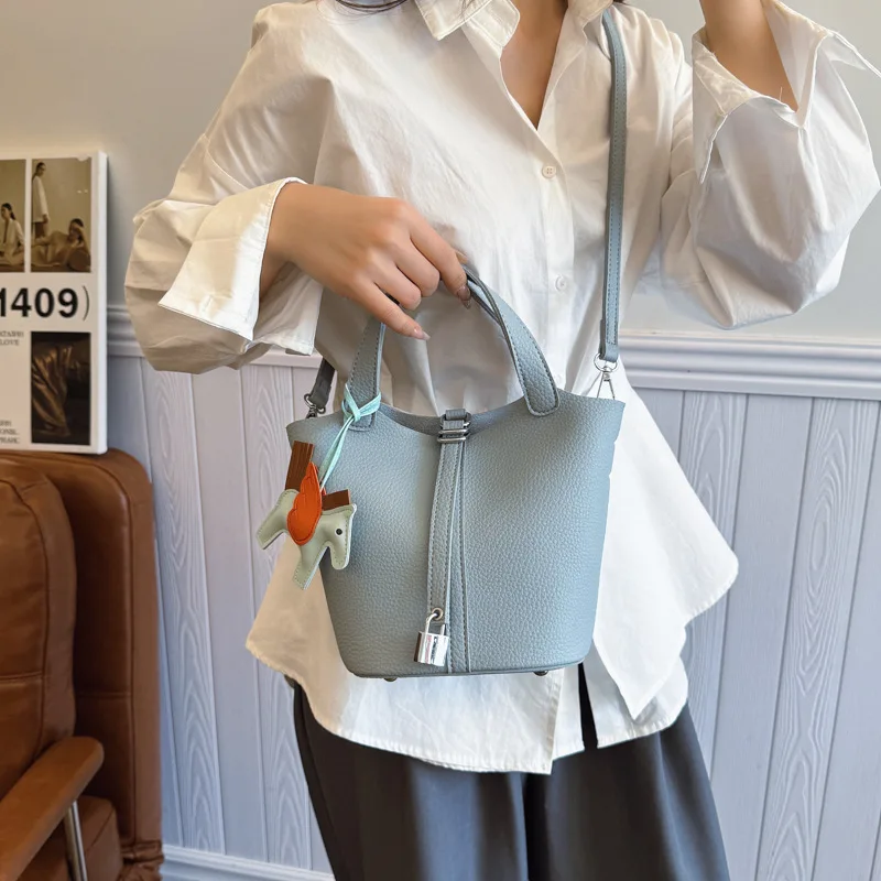 Popular and popular lychee patterned mother and child bucket bag for women, 2025 new casual retro handbag, casual commuting bag 
Popular and popular lychee patterned mother and child bucket bag for women, 2025 new casual retro handbag, casual commuting bag