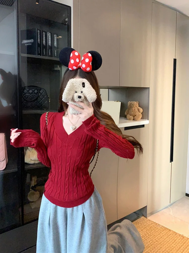 Красный вязаный свитер с V-образным вырезом, корейский стиль, с эффектом утяжки талии, зимняя модная женская внутренняя одежда, футболка, подарок на Новый год/Весну
Красный вязаный свитер с V-образным вырезом, корейский стиль, с эффектом утяжки талии, зимняя модная женская внутренняя одежда, футболка, подарок на Новый год/Весну