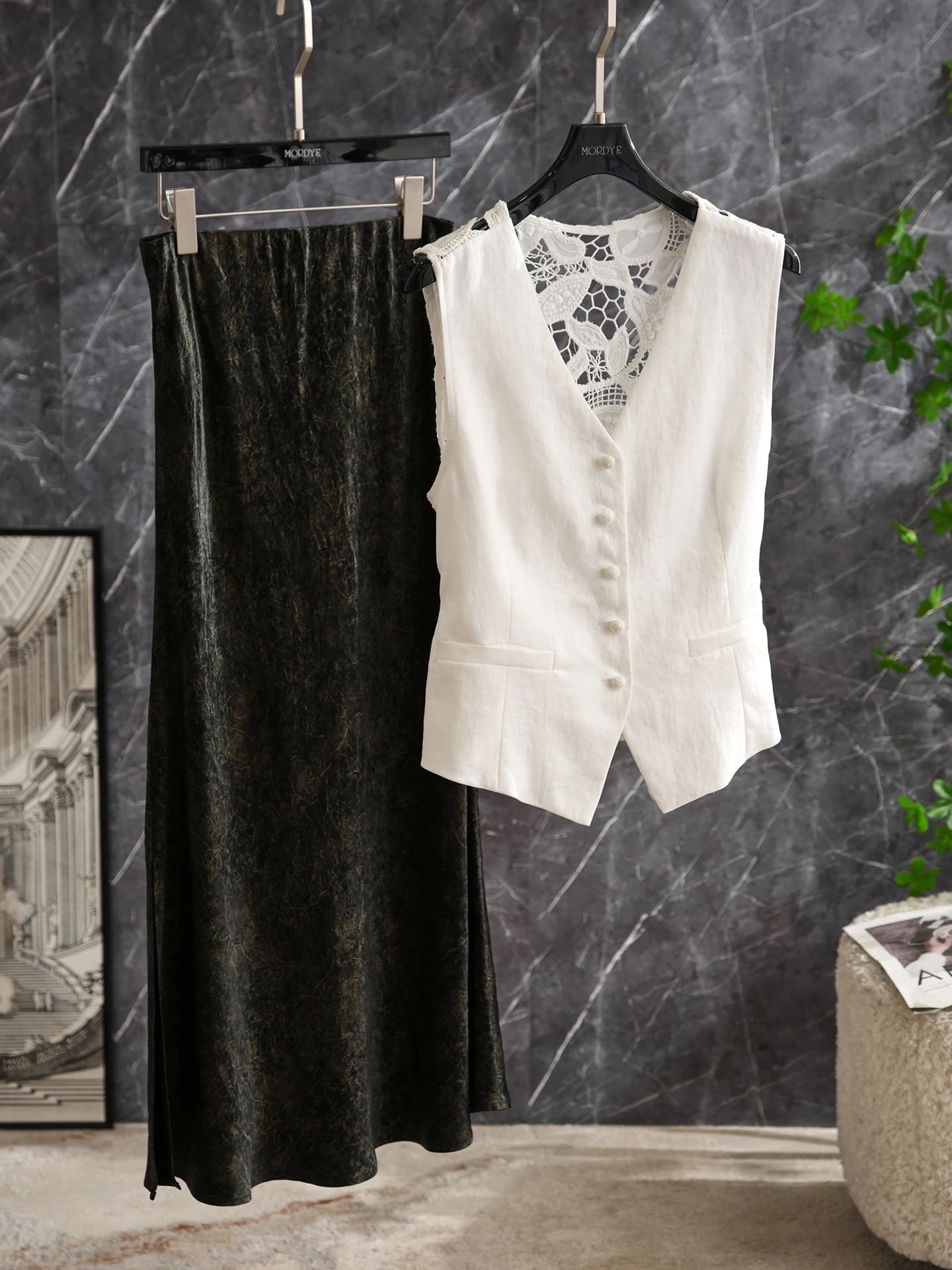 Lace Trim Linen Backless V-Neck Sleeveless Top Women's Breathable Outerwear Summer Season Regular Length Single Button Closure
Lace Trim Linen Backless V-Neck Sleeveless Top Women's Breathable Outerwear Summer Season Regular Length Single Button Closure