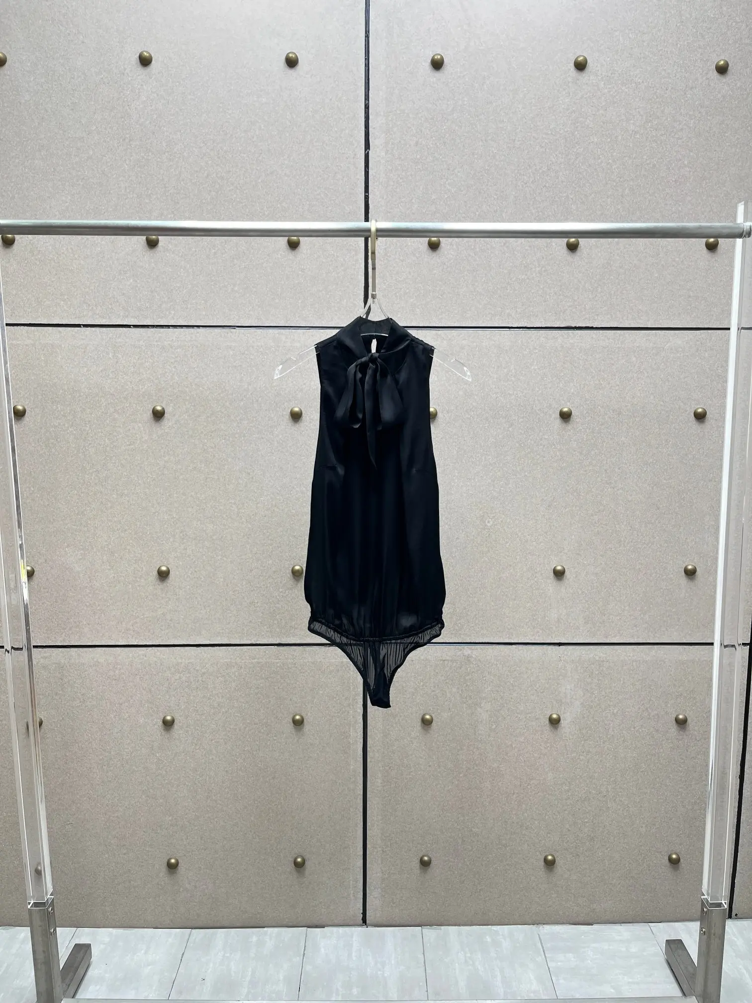 Shirt-Style Bodysuit — Sexy Black Sleeveless Women's Top with Bow and Streamers (Summer 2026 New Arrival)
Shirt-Style Bodysuit — Sexy Black Sleeveless Women's Top with Bow and Streamers (Summer 2026 New Arrival)