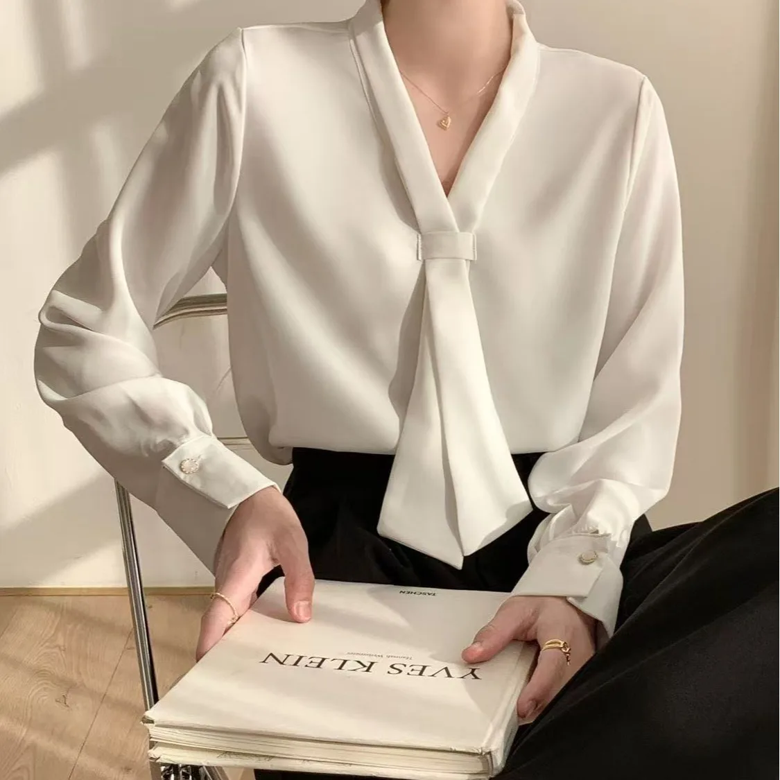 Белая шифоновая блузка Ele с длинными рукавами, профессиональный дизайн для деловых женщин, модный топ, женская блузка
Белая шифоновая блузка Ele с длинными рукавами, профессиональный дизайн для деловых женщин, модный топ, женская блузка