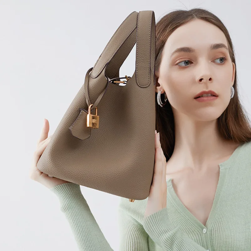 2024 New Women's Bucket Bags Handbag for women exquisite Leather High quality Large capacity Square bag
2024 New Women's Bucket Bags Handbag for women exquisite Leather High quality Large capacity Square bag