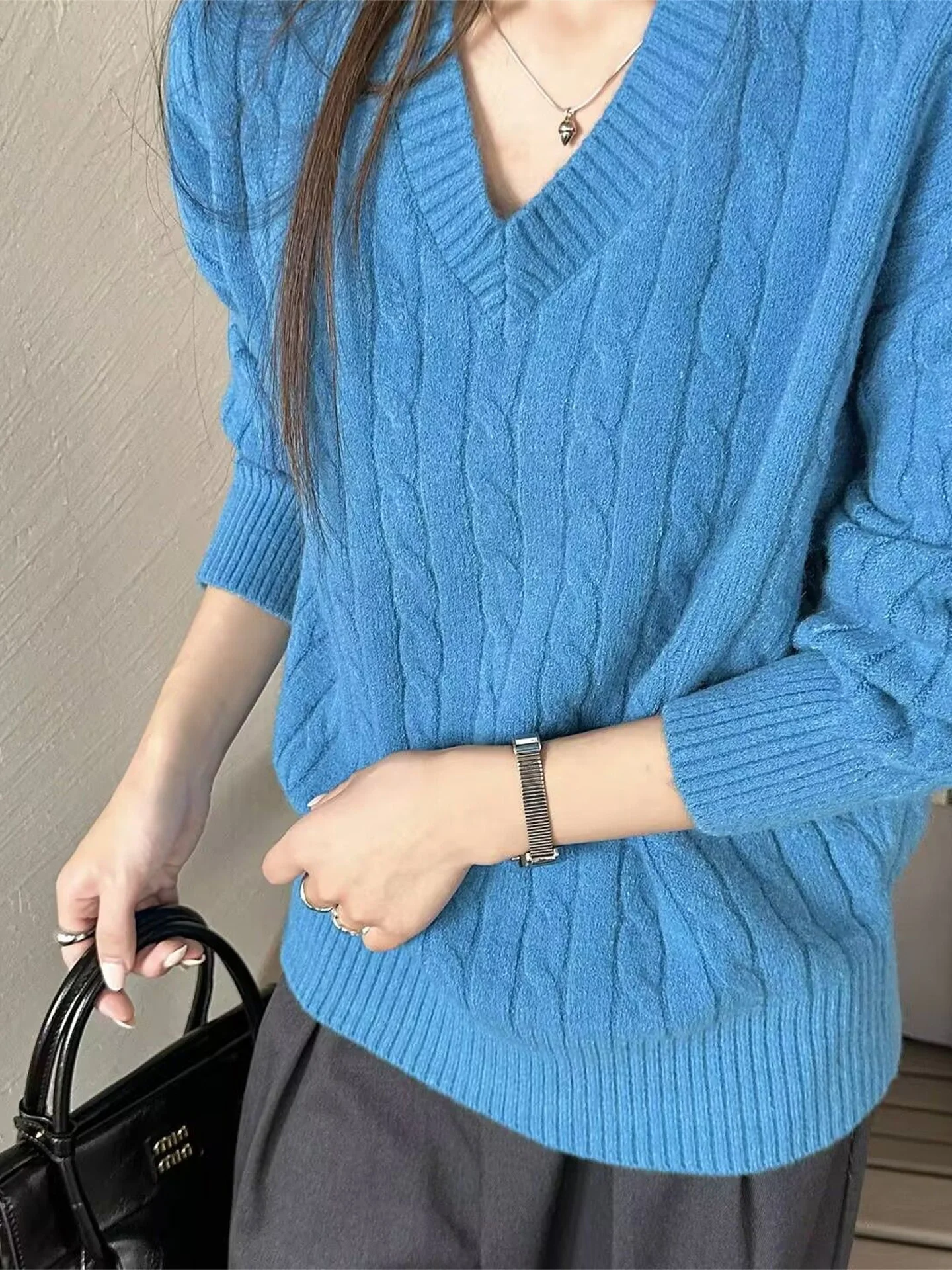 Облегающий длинный вязаный свитер для женщин, осенне-зимний повседневный свободный топ с узором «косичка», базовая модель для девушек, большие размеры, нижняя одежда
Облегающий длинный вязаный свитер для женщин, осенне-зимний повседневный свободный топ с узором «косичка», базовая модель для девушек, большие размеры, нижняя одежда