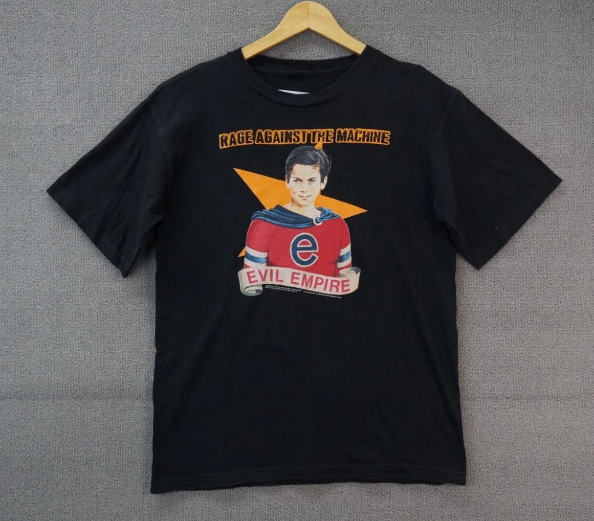 Винтажная футболка Evil Empire Rage Against The Machine 1996 года, черная, большого размера
Винтажная футболка Evil Empire Rage Against The Machine 1996 года, черная, большого размера