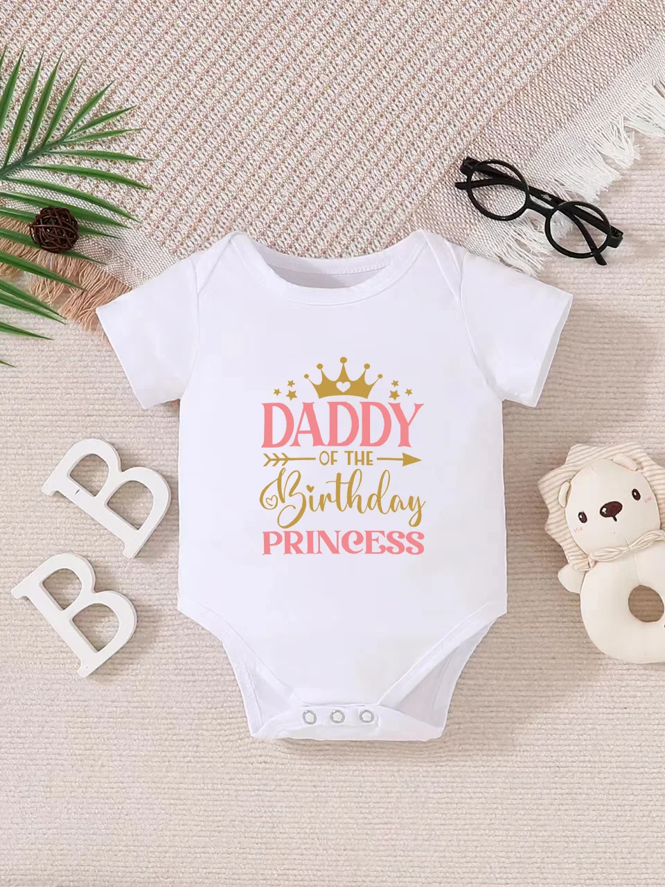 Baby short-sleeved triangle bodysuit, fun letter print, button design, easy to care for, suitable for new parents.
Baby short-sleeved triangle bodysuit, fun letter print, button design, easy to care for, suitable for new parents.